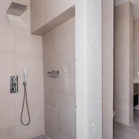 Downtown Castle And River View Διαμέρισμα *