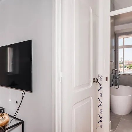 Downtown Castle And River View Apartment