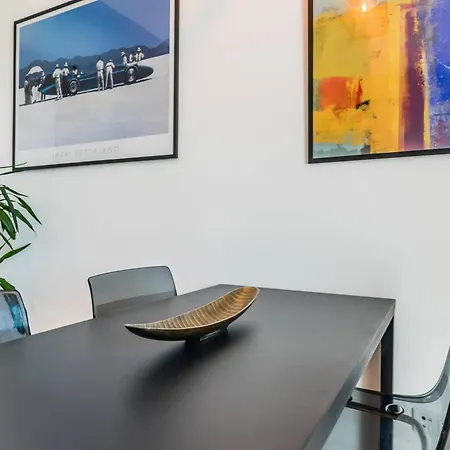 Downtown Castle And River View Apartment *